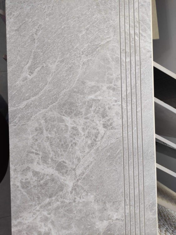 Ступенька из керамогранита Zeus Ceramica Kalakito Ivory SZRXKA1BRNQ Эко 600х300х9,2 мм бежевая, под камень, матовая, с противоковзскими прорезями