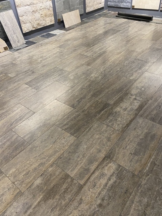 Плитка из травертина Silver vein cut Filled and Honed 1,2х30,5х61 см, серая матовая заполненная шлифованная Export