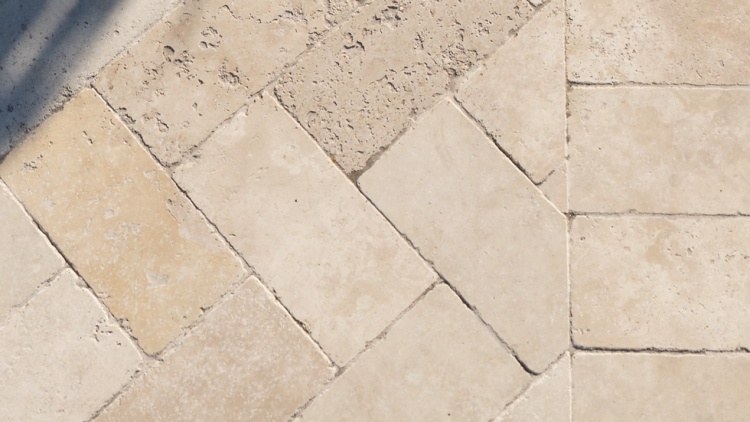 Плитка из травертина Classic Light Tumbled 3,2х10х20 см, брусчатка бежевая состаренная Антик Standart