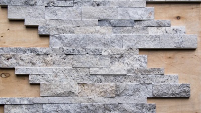 Плитка мозаичная из травертина Silver Travertine Split Face Interlocking panel 1,7х17,4х53 см, панель, серая с колотой поверхностью