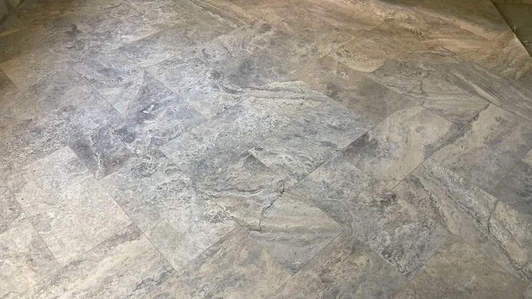 Плитка из травертина Silver Filled and Honed 1,2х30,5х61 см, серая матовая заполненная шлифованная Export