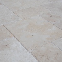 Плитка из травертина Light Brushed 1,2 см x French pattern set, римская кладка бежевая брашированная с колотым краем Export