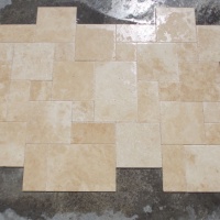 Плитка из травертина Light Brushed 1,2 см x French pattern set, римская кладка бежевая брашированная с колотым краем Export