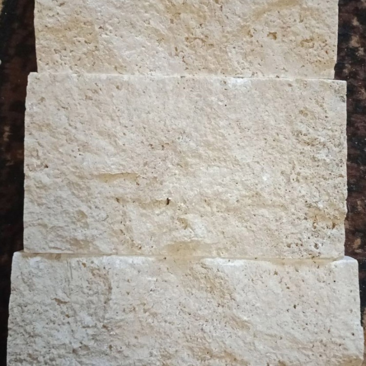 Плитка из травертина Light Split Face 2.1х10см х FL (свободная длина), бежевая с колотой поверхностью Export
